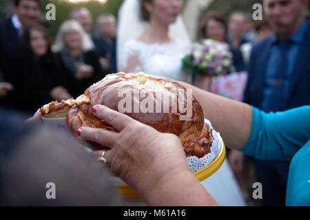 Russische Hochzeit runder Laib für traditionelle Zeremonie close-up verwendet Stockfoto