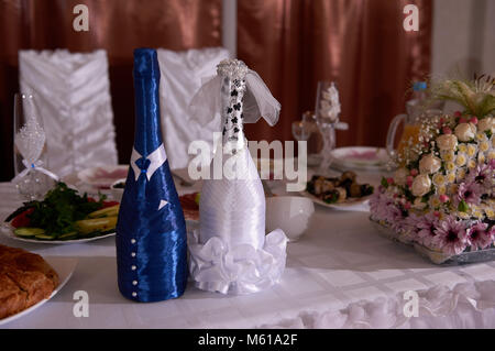 Schließen Sie zwei verzierte Hochzeit Champagner Flaschen Stockfoto