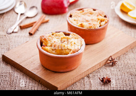 In der Nähe von ein paar leckere hausgemachte Apfelkuchen Stockfoto