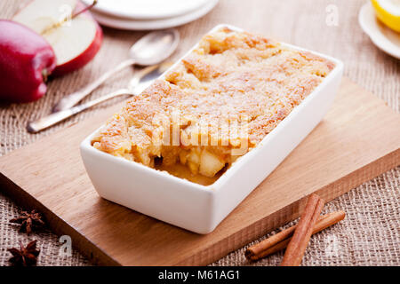 In der Nähe von ein paar leckere hausgemachte Apfelkuchen Stockfoto