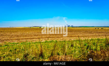 Kohle powerstation in der Mitte des weiten, offenen Flächen entlang der R39 in den Vaal River Region im Süden der Provinz Mpumalanga in Südafrika Stockfoto