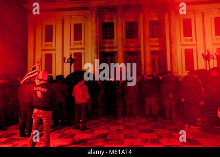 Griechenland: Golden Dawn - 14/02/2013 - Griechenland/Athen - ein Protest Demonstration gegen die Bombe explodiert in der peiraeus Büro, erfolgt vor der regionalen Organisation der Goldenen Dämmerung in Piräus am Mittwoch, 13. Februar 2013. Eine improvisierte Bombe explodierte in der regionalen Niederlassung des Golden Dawn in Piräus. Das Büro befindet sich im 7. Stock des Gebäudes auf 111 Karaiskou Straße. Die Explosion und den anschließenden Brand verursachte Sachschäden und Feuerwehrleute waren in der Brandbekämpfung beteiligt. Die Bombe explodierte in der Nacht zum Donnerstag am Donnerstag Morgen, eine ähnliche im Stockfoto