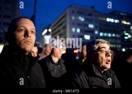 Griechenland: Golden Dawn - 14/02/2013 - Griechenland/Athen - Ilias Kasidiaris (links), Sprecher und Nikos Mihaloliakos (rechts), Leiter des Golden Dawn, während einer Protestkundgebung gegen die Bombe explodiert in der peiraeus Büro, erfolgt vor der regionalen Organisation der Goldenen Dämmerung in Piräus am Mittwoch, 13. Februar 2013. Eine improvisierte Bombe in das regionale Büro der Golden Dawn in Piräus explodierte. Das Büro befindet sich im 7. Stock des Gebäudes auf 111 Karaiskou Straße. Die Explosion und den anschließenden Brand verursachte Sachschäden und Feuerwehrmänner wurden in den Beteiligten Stockfoto