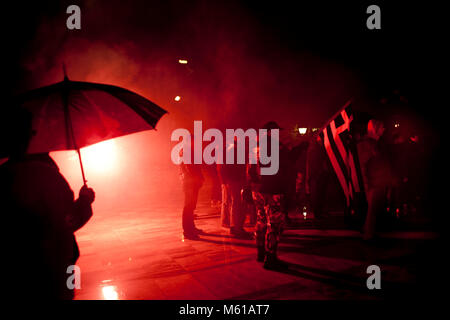 - 14/02/2013 - Athen - ein Protest Demonstration gegen die Bombe in der peiraeus Büro des Golden Dawn explodiert, findet vor der zentrale Platz von Piräus am Mittwoch, 13. Februar 2013. Eine improvisierte Bombe explodierte in der regionalen Niederlassung des Golden Dawn in Piräus. Das Büro befindet sich im 7. Stock des Gebäudes auf 111 Karaiskou Straße. Die Explosion und den anschließenden Brand verursachte Sachschäden und Feuerwehrleute waren in der Brandbekämpfung beteiligt. Die Bombe explodierte in der Nacht zum Donnerstag am Donnerstag Morgen, eine ähnliche improvisierte Bombe explodierte außerhalb der von Stockfoto