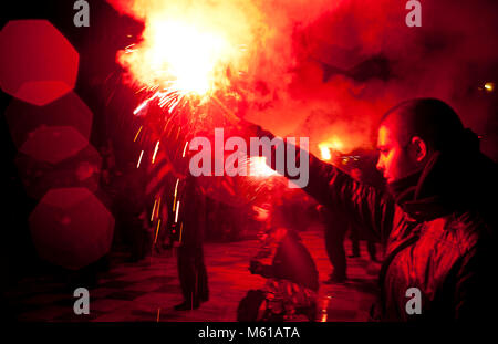 - 14/02/2013 - Athen - ein Protest Demonstration gegen die Bombe in der peiraeus Büro des Golden Dawn explodiert, findet vor der zentrale Platz von Piräus am Mittwoch, 13. Februar 2013. Eine improvisierte Bombe explodierte in der regionalen Niederlassung des Golden Dawn in Piräus. Das Büro befindet sich im 7. Stock des Gebäudes auf 111 Karaiskou Straße. Die Explosion und den anschließenden Brand verursachte Sachschäden und Feuerwehrleute waren in der Brandbekämpfung beteiligt. Die Bombe explodierte in der Nacht zum Donnerstag am Donnerstag Morgen, eine ähnliche improvisierte Bombe explodierte außerhalb der von Stockfoto