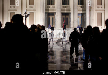 - 14/02/2013 - Athen - ein Protest Demonstration gegen die Bombe in der peiraeus Büro des Golden Dawn explodiert, findet vor der zentrale Platz von Piräus am Mittwoch, 13. Februar 2013. Eine improvisierte Bombe explodierte in der regionalen Niederlassung des Golden Dawn in Piräus. Das Büro befindet sich im 7. Stock des Gebäudes auf 111 Karaiskou Straße. Die Explosion und den anschließenden Brand verursachte Sachschäden und Feuerwehrleute waren in der Brandbekämpfung beteiligt. Die Bombe explodierte in der Nacht zum Donnerstag am Donnerstag Morgen, eine ähnliche improvisierte Bombe explodierte außerhalb der von Stockfoto