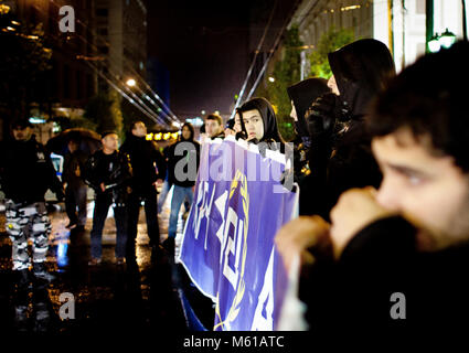 Griechenland: Golden Dawn - 14/02/2013 - Griechenland/Athen - ein Protest Demonstration gegen die Bombe explodiert in der Goldenen Dämmerung Peiraeus Büro, erfolgt vor der regionalen Organisation der Goldenen Dämmerung in Piräus am Mittwoch, 13. Februar 2013. Eine improvisierte Bombe explodierte in der regionalen Niederlassung des Golden Dawn in Piräus. Das Büro befindet sich im 7. Stock des Gebäudes auf 111 Karaiskou Straße. Die Explosion und den anschließenden Brand verursachte Sachschäden und Feuerwehrleute waren in der Brandbekämpfung beteiligt. Die Bombe explodierte in der Nacht zum Donnerstag am Donnerstag Morgen Stockfoto