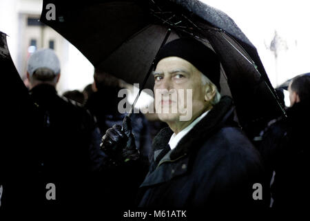 - 14/02/2013 - Athen - ein Protest Demonstration gegen die Bombe in der peiraeus Büro des Golden Dawn explodiert, findet vor der zentrale Platz von Piräus am Mittwoch, 13. Februar 2013. Eine improvisierte Bombe explodierte in der regionalen Niederlassung des Golden Dawn in Piräus. Das Büro befindet sich im 7. Stock des Gebäudes auf 111 Karaiskou Straße. Die Explosion und den anschließenden Brand verursachte Sachschäden und Feuerwehrleute waren in der Brandbekämpfung beteiligt. Die Bombe explodierte in der Nacht zum Donnerstag am Donnerstag Morgen, eine ähnliche improvisierte Bombe explodierte außerhalb der von Stockfoto