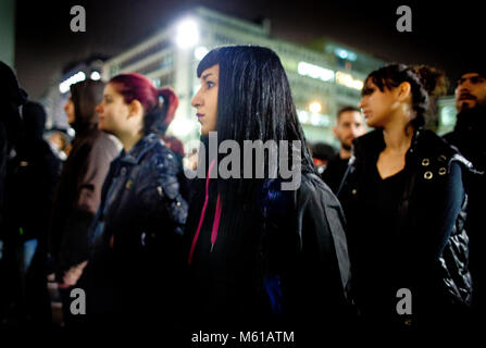 - 14/02/2013 - Athen - junge Frauen in Protest Demonstration gegen die Bombe explodiert in der Golden Dawn Peiraeus Büro, erfolgt in der zentrale Platz von Peireaus am Mittwoch, 13. Februar 2013. Eine improvisierte Bombe explodierte in der regionalen Niederlassung des Golden Dawn in Piräus. Das Büro befindet sich im 7. Stock des Gebäudes auf 111 Karaiskou Straße. Die Explosion und den anschließenden Brand verursachte Sachschäden und Feuerwehrleute waren in der Brandbekämpfung beteiligt. Die Bombe explodierte in der Nacht zum Donnerstag am Donnerstag Morgen, eine ähnliche improvisierte Bombe explodierte außerhalb der Stockfoto