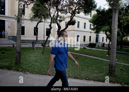 Athen: Pro-Golden Dawn Demonstranten - 02/10/2013 - Griechenland/Athen - Griechenland Golden Dawn MP Ilias Kasidiaris kommt an einer Athener Gerichtshof am 2. Oktober 2013. Vier Mp's aus Griechenland Golden Dawn ganz rechts Partei wurden mit der Zugehörigkeit zu einer kriminellen Organisation wie die Behörden bewegen Sie die Gruppe zu zerschlagen nach dem Mord an einem antifaschistischen rap Musiker aufgeladen. - Stefania Mizara/Le Pictorium Stockfoto