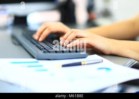 Nahaufnahme eines weiblichen Lernenden eingeben Stockfoto