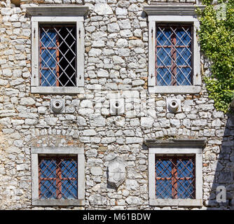 Fassade einer mittelalterlichen Burg, mit trockenen Steinmauer und Windows Stockfoto