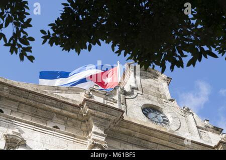 Eine kubanische Flagge flattert auf die Häuser in der historischen Altstadt. (16. November 2017) | Verwendung weltweit Stockfoto