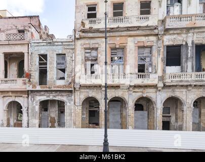 Der Zerfall vieler Häuser in Havanna, wie hier auf der berühmten Uferpromenade Malecón, kann nicht übersehen werden. (16. November 2017) | Verwendung weltweit Stockfoto