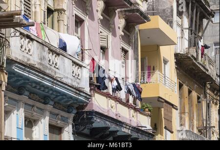 Der Zerfall vieler Häuser in Havanna, wie hier auf der berühmten Uferpromenade Malecón, kann nicht übersehen werden. (17. November 2017) | Verwendung weltweit Stockfoto