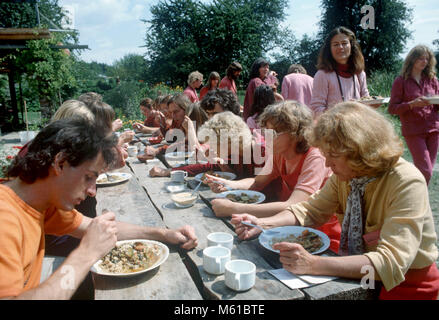 Sannyasins, Anhänger des indischen Gurus Bhagwan Shree Rajneesh Bhagwan, in der Mitte in Margarethenried, Hallertau, Deutschland im August 1981. | Verwendung weltweit Stockfoto