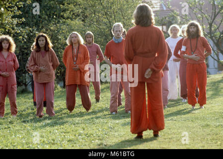 Sannyasins, Anhänger des indischen Gurus Bhagwan Shree Rajneesh Bhagwan, in der Mitte in Margarethenried, Hallertau, Deutschland im August 1981. | Verwendung weltweit Stockfoto