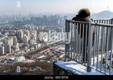 Südkorea: Blick von Schnee bedeckten Hügel auf der Innenstadt von Seoul. Foto vom 31. Dezember 2017. | Verwendung weltweit Stockfoto