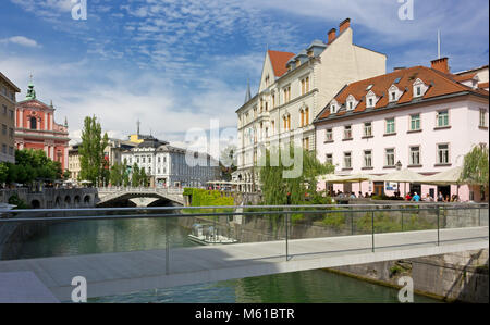 Blick auf die Innenstadt von Ljubljana, Slowenien, eine Fußgängerbrücke über den Fluss Ljubljanica Stockfoto