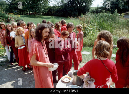 Sannyasins, Anhänger des indischen Gurus Bhagwan Shree Rajneesh Bhagwan, in der Mitte in Margarethenried, Hallertau, Deutschland im August 1981. | Verwendung weltweit Stockfoto