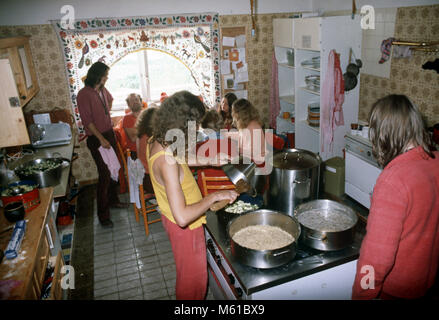 Sannyasins, Anhänger des indischen Gurus Bhagwan Shree Rajneesh Bhagwan, in der Mitte in Margarethenried, Hallertau, Deutschland im August 1981. | Verwendung weltweit Stockfoto