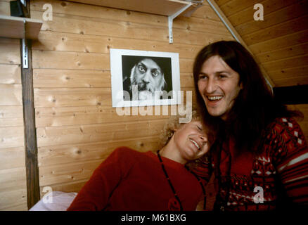 Sannyasins, Anhänger des indischen Gurus Bhagwan Shree Rajneesh Bhagwan, in der Mitte in Margarethenried, Hallertau, Deutschland im August 1981. | Verwendung weltweit Stockfoto