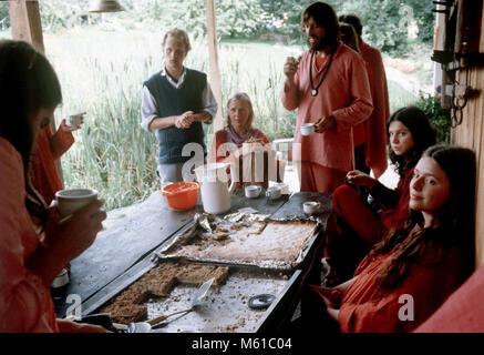 Sannyasins, Anhänger des indischen Gurus Bhagwan Shree Rajneesh Bhagwan, in der Mitte in Margarethenried, Hallertau, Deutschland im August 1981. | Verwendung weltweit Stockfoto