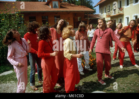 Sannyasins, Anhänger des indischen Gurus Bhagwan Shree Rajneesh Bhagwan, in der Mitte in Margarethenried, Hallertau, Deutschland im August 1981. | Verwendung weltweit Stockfoto