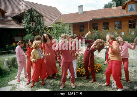 Sannyasins, Anhänger des indischen Gurus Bhagwan Shree Rajneesh Bhagwan, in der Mitte in Margarethenried, Hallertau, Deutschland im August 1981. | Verwendung weltweit Stockfoto