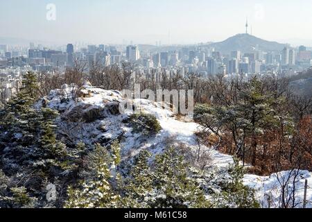 Südkorea: Blick von Schnee bedeckten Hügel auf der Innenstadt von Seoul. Foto vom 31. Dezember 2017. | Verwendung weltweit Stockfoto
