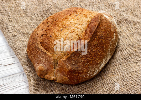 Laib Brot auf hölzernen Hintergrund, Lebensmittel Nahaufnahme. Stockfoto