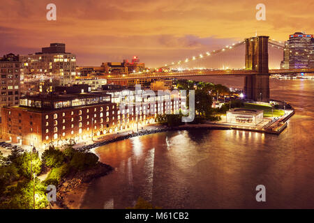 Dumbo Nachbarschaft und der Brooklyn Bridge bei Nacht, Farbe getonte Bild, New York City, USA. Stockfoto