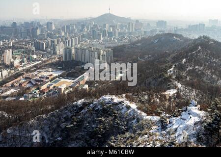 Südkorea: Blick von Schnee bedeckten Hügel auf der Innenstadt von Seoul. Foto vom 31. Dezember 2017. | Verwendung weltweit Stockfoto