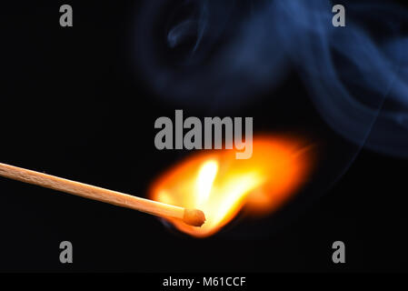 Starten Sie das Brennen einer Holz- match Stockfoto