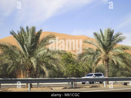 Eine Autobahn durch eine beeindruckende Landschaft der Wüste verbindet die Oasenstadt Al Ain im Osten des Emirats mit dem Coastal Metropole Abu Dhabi, ist 160 Kilometer entfernt. (24. Januar 2014) | Verwendung weltweit Stockfoto