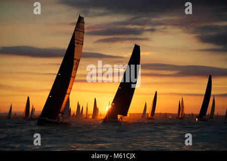 Pace & 5 West zu Beginn des Round the Island Race 2013. Pace ist TP52 IRC Division 0. 5 West ist ein TP52 im Besitz von Sir Keith Mills, dem Gewinner des Gold Roman Stockfoto