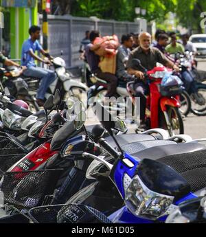 Motorräder und Mopeds sind das wichtigste Transportmittel in den engen Gassen der Männlichen. (26. Januar 2014) | Verwendung weltweit Stockfoto