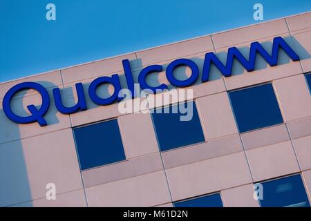 Corporate Logo von Qualcomm in Sorrento Valley, wo viele High-Tech, Biotechnologie und IT-Unternehmen befinden, im Februar 2018. | Verwendung weltweit Stockfoto