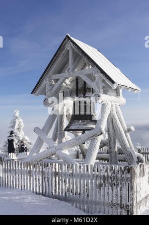 Der friedensglocke auf dem Fichtelberg (1,215 m) in Sachsen ist eingehüllt in Eis und Schnee. (06 Februar 2018) | Verwendung weltweit Stockfoto