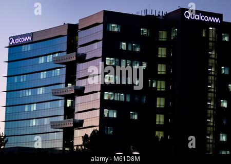 Corporate Logo von Qualcomm in Sorrento Valley, wo viele High-Tech, Biotechnologie und IT-Unternehmen befinden, im Februar 2018. | Verwendung weltweit Stockfoto