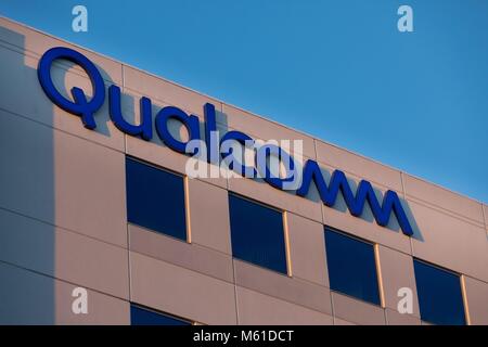 Corporate Logo von Qualcomm in Sorrento Valley, wo viele High-Tech, Biotechnologie und IT-Unternehmen befinden, im Februar 2018. | Verwendung weltweit Stockfoto