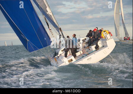 Jinja führt zum Beginn des Round the Island Race 2013 den Solent hinunter. Die Pogo 12,50 belegte den 14. Platz in der IRC Group 0. Stockfoto