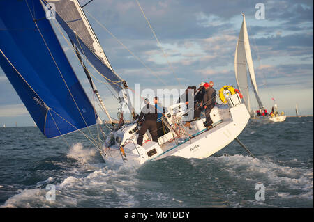 Jinja führt zum Beginn des Round the Island Race 2013 den Solent hinunter. Die Pogo 12,50 belegte den 14. Platz in der IRC Group 0. Stockfoto