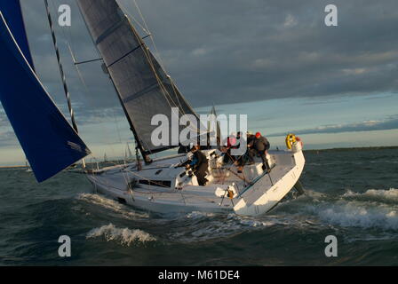 Jinja führt zum Beginn des Round the Island Race 2013 den Solent hinunter. Die Pogo 12,50 belegte den 14. Platz in der IRC Group 0. Stockfoto