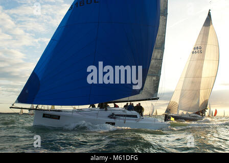 Jinja führt zum Beginn des Round the Island Race 2013 den Solent hinunter. Die Pogo 12,50 belegte den 14. Platz in der IRC Group 0. Stockfoto