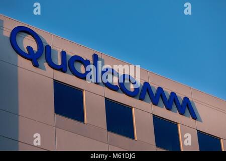 Corporate Logo von Qualcomm in Sorrento Valley, wo viele High-Tech, Biotechnologie und IT-Unternehmen befinden, im Februar 2018. | Verwendung weltweit Stockfoto