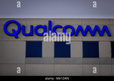 Corporate Logo von Qualcomm in Sorrento Valley, wo viele High-Tech, Biotechnologie und IT-Unternehmen befinden, im Februar 2018. | Verwendung weltweit Stockfoto