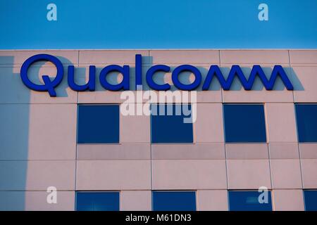 Corporate Logo von Qualcomm in Sorrento Valley, wo viele High-Tech, Biotechnologie und IT-Unternehmen befinden, im Februar 2018. | Verwendung weltweit Stockfoto