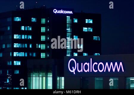 Corporate Logo von Qualcomm in Sorrento Valley, wo viele High-Tech, Biotechnologie und IT-Unternehmen befinden, im Februar 2018. | Verwendung weltweit Stockfoto