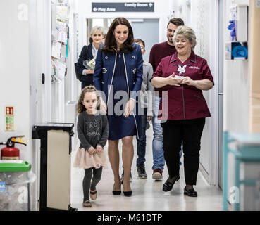Die Herzogin von Cambridge wird von der fünfjährigen Bella Kedwell-Parsons entlang eines Korridors der Kinder-Schneeleopard-Station während eines Besuchs im St. Thomas' Hospital, London, geführt, um offiziell eine Kampagne zur Förderung der Pflege weltweit zu starten. Stockfoto